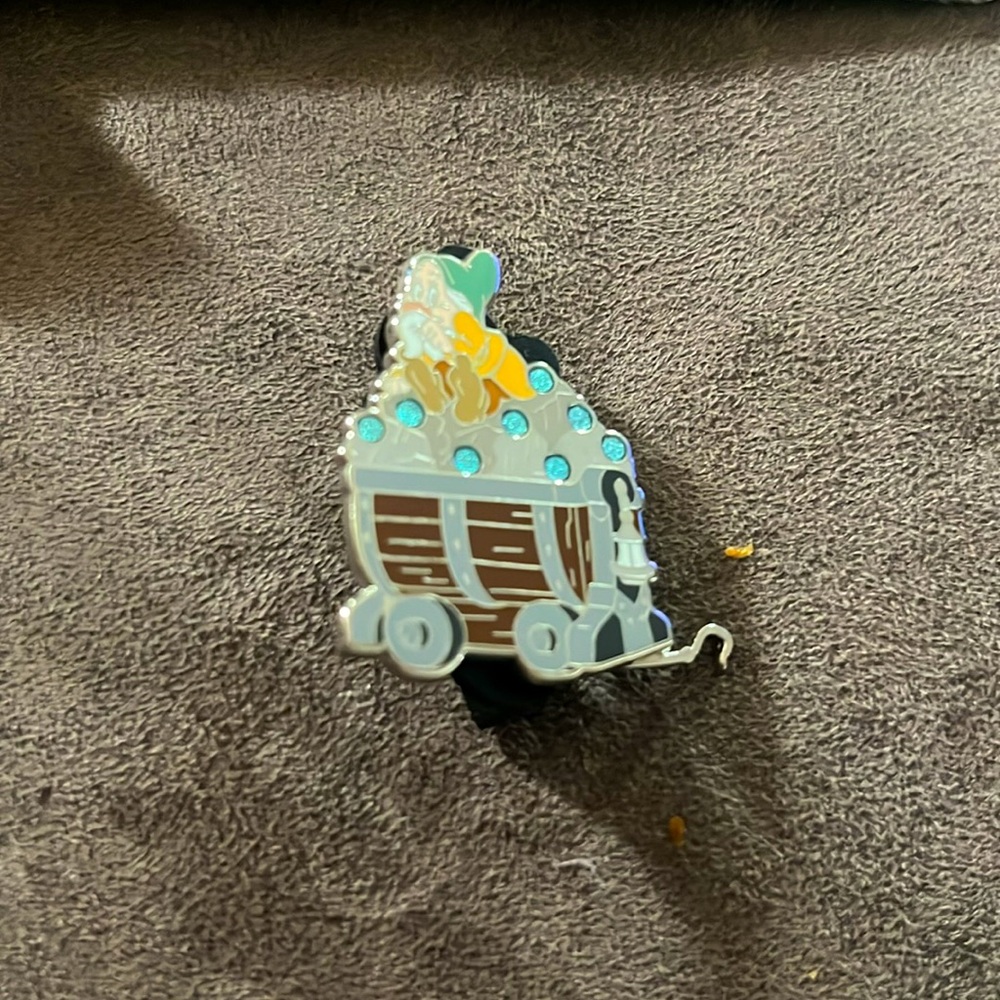 Disney seven dwarfs 2 train trading pins - Picture 2 of 3